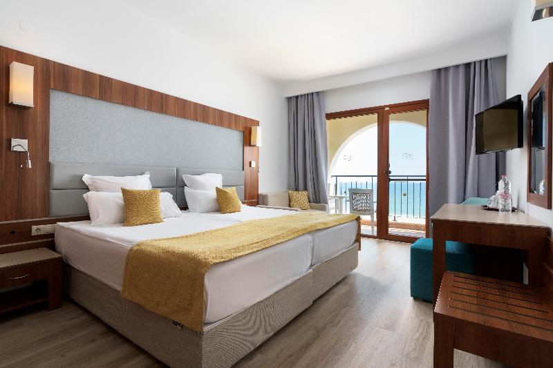 My Favorite Club, Twin Beds, Sea View