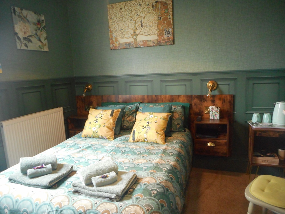 George Hotel B B 33/46