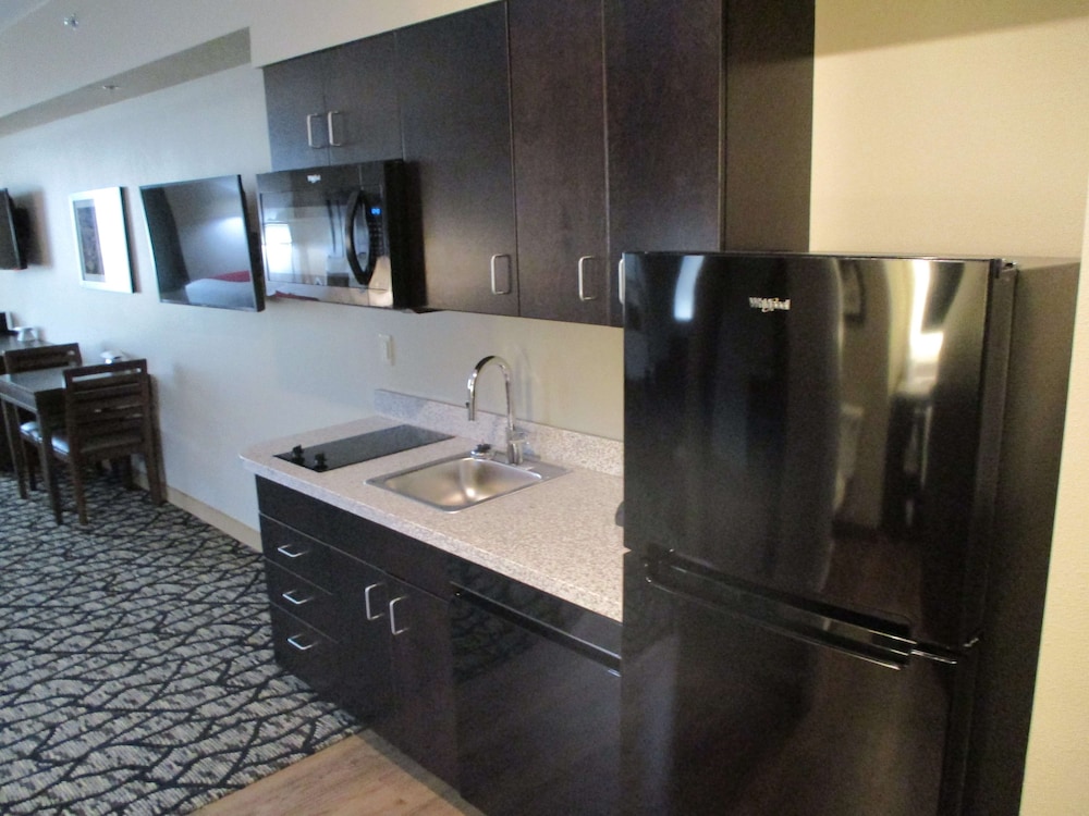 Best Western Plus Lakeview Hotel 38/48