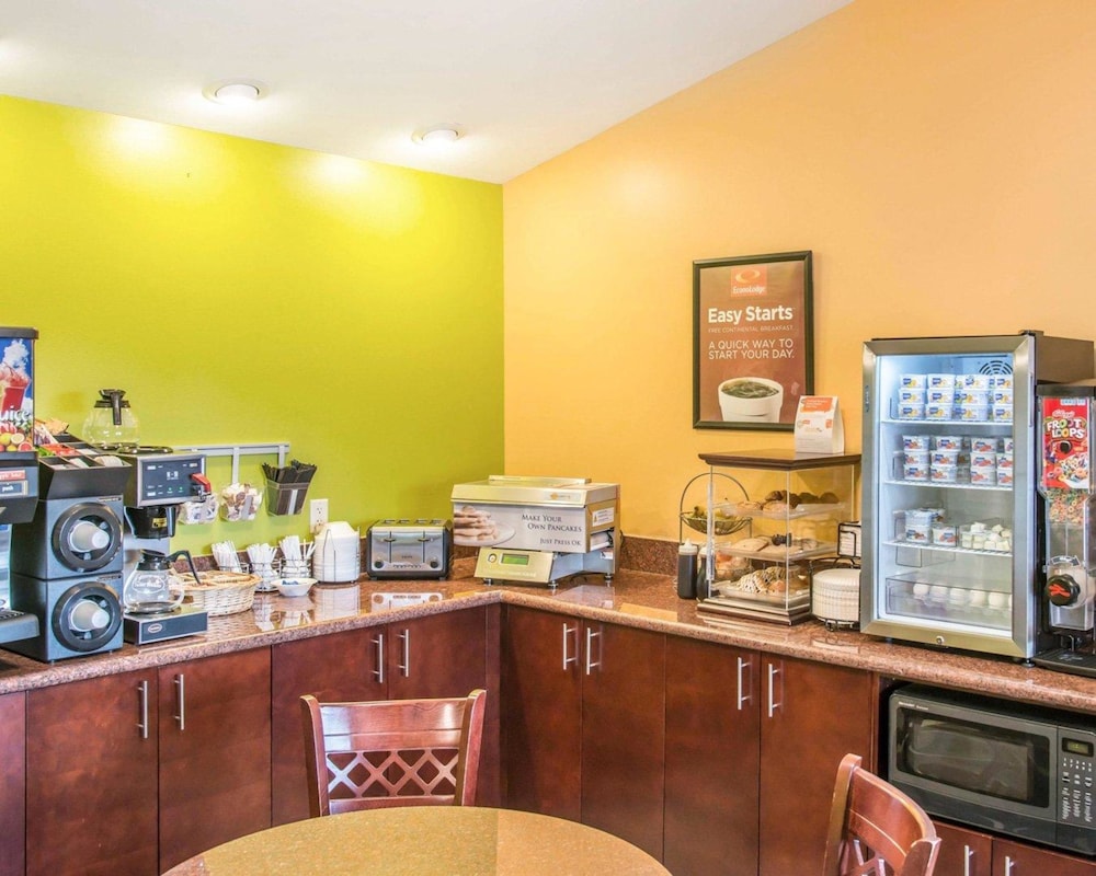 Econo Lodge Inn & Suites Eau Claire South 26/33