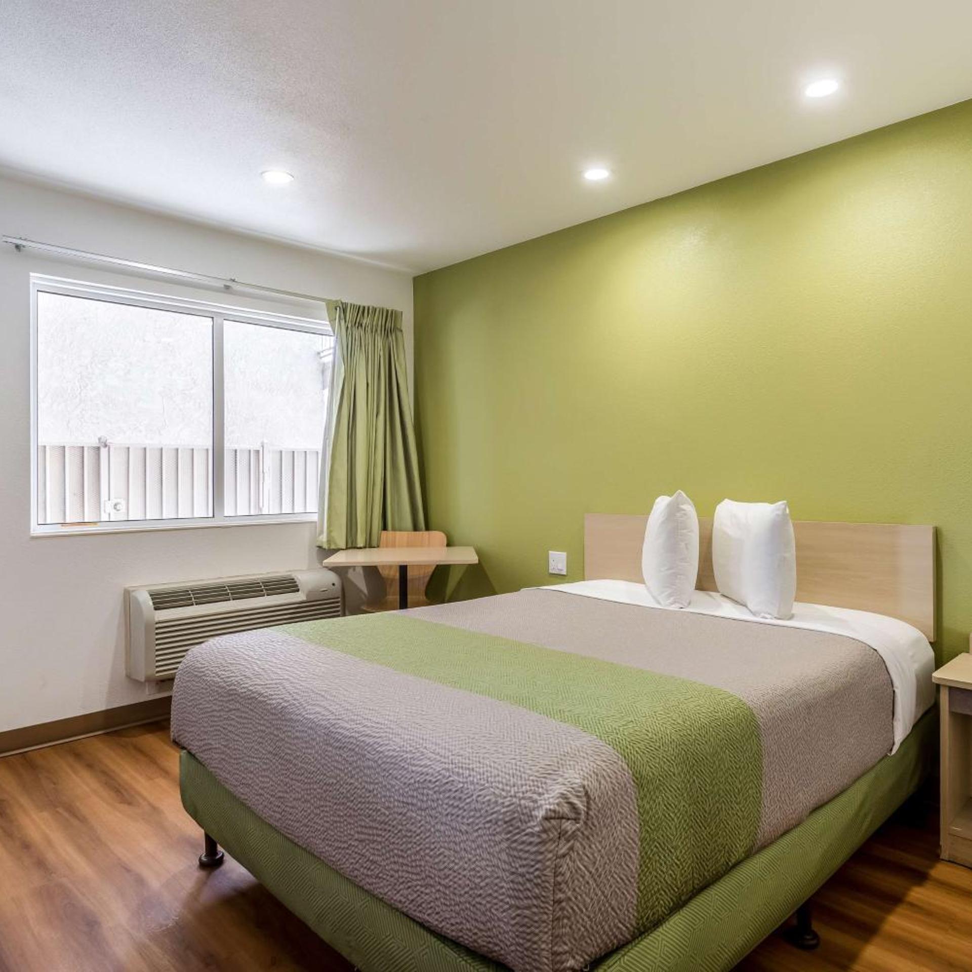 1 Full Bed - Mobility Access Ri Shwr, Nsmk