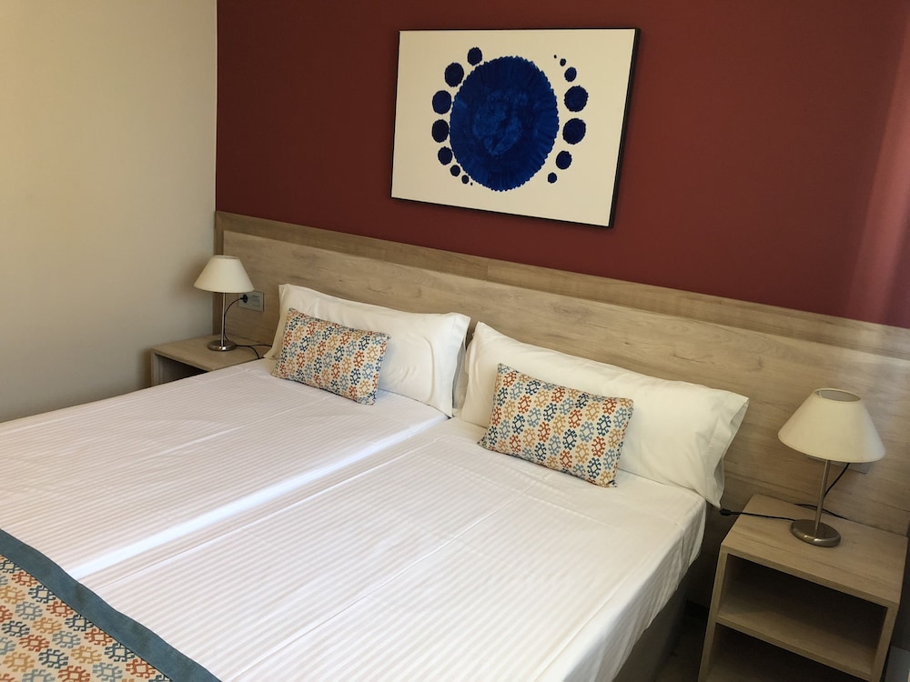 2 BEDROOMS, APARTMENT, 3 BEDS, SOFA