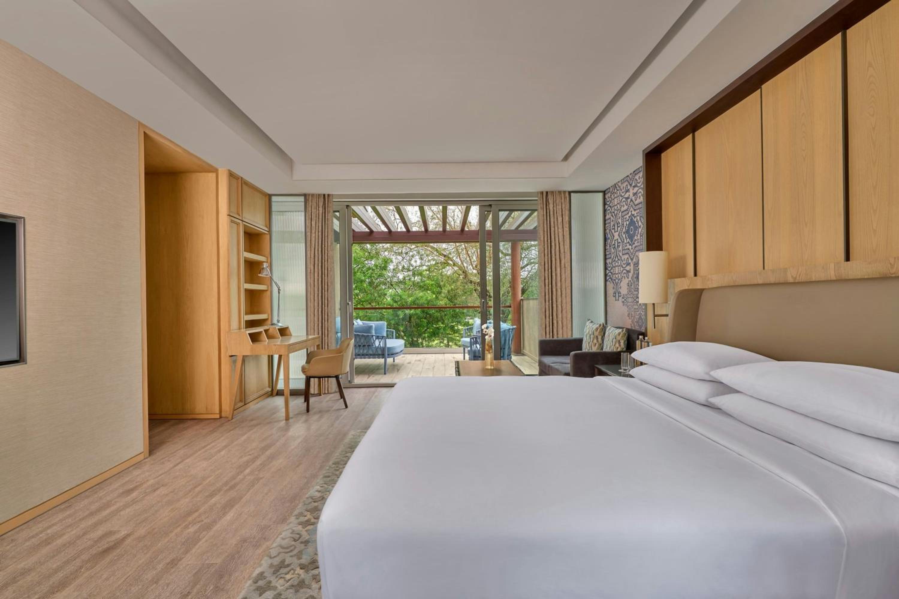 Junior Suite, King Bed, Arabian View, Terrace