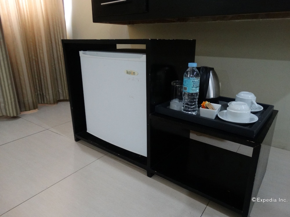 Holiday Suites Hotel Amp Resort 8/50