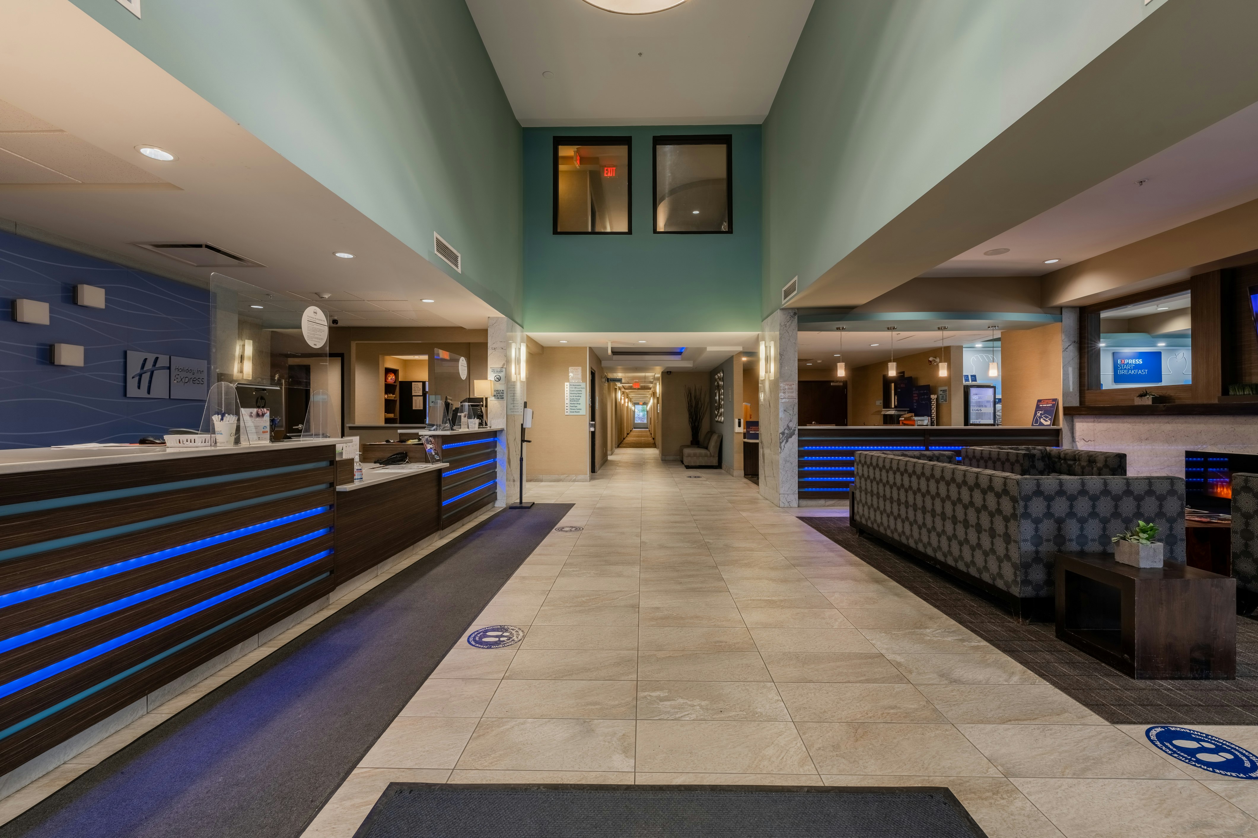 HOLIDAY INN EXPRESS GOLDEN KICKING HORSE 73/75