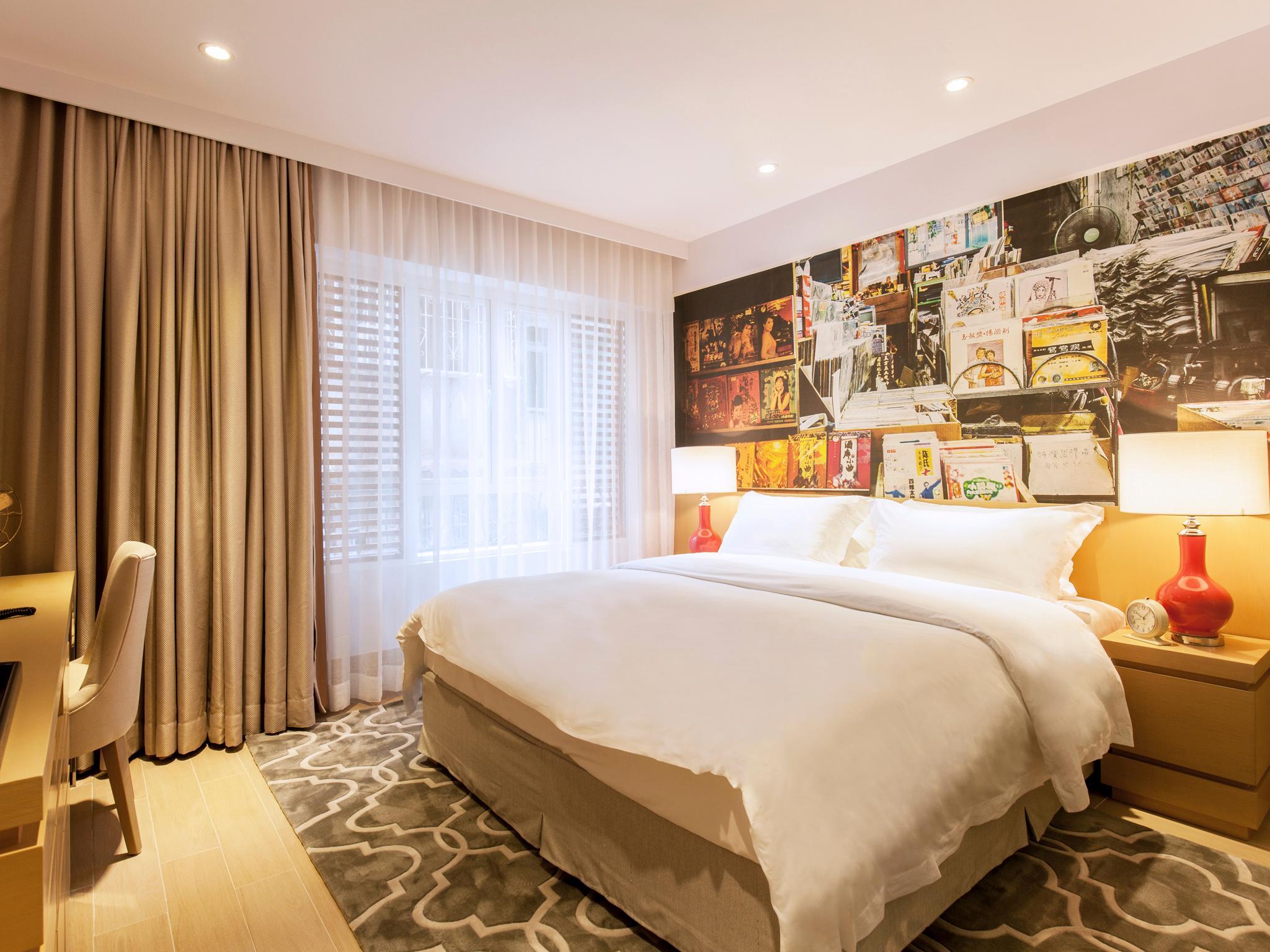 Standard, Queen Bed
