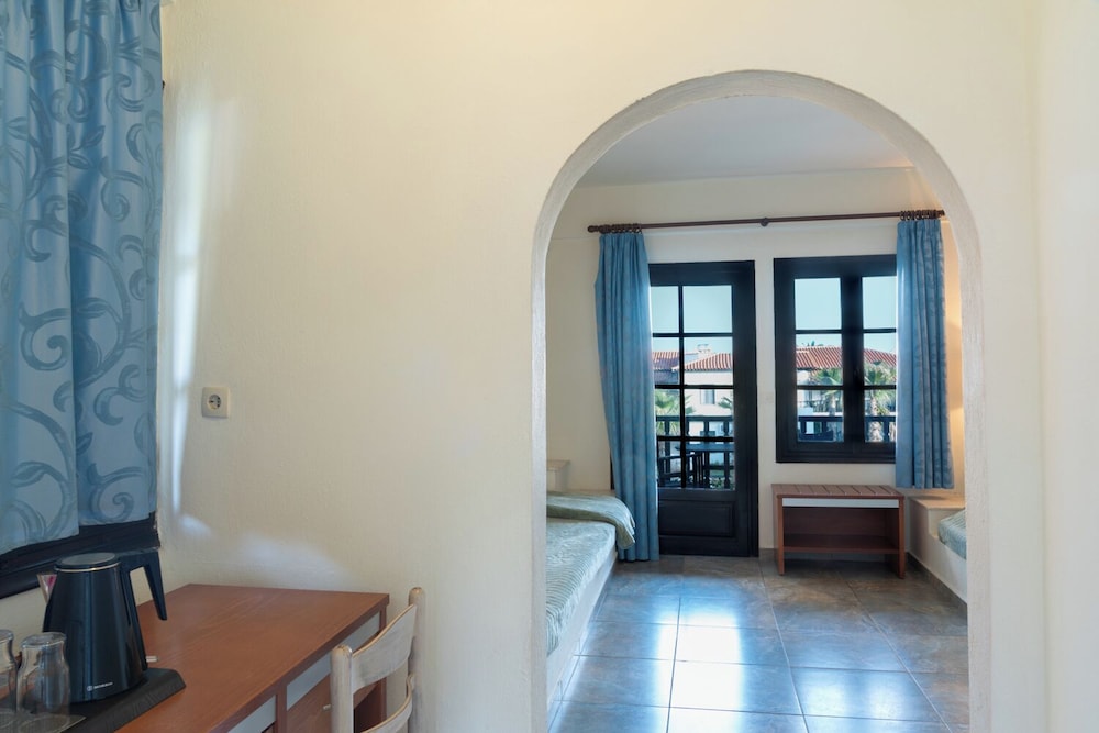 Assa Maris Beach Hotel 61/108