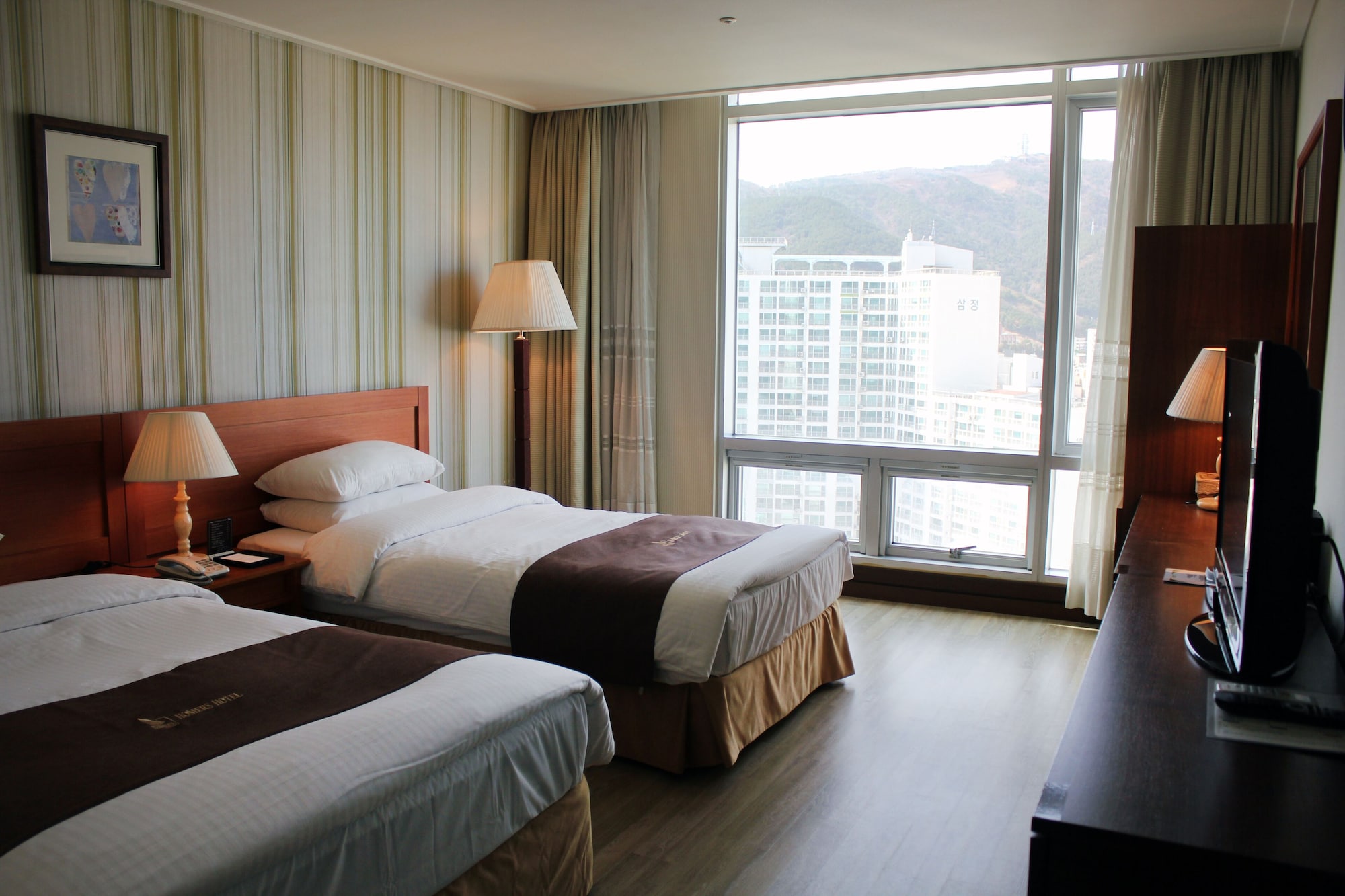 BUSINESS, CITY, TWIN BEDS