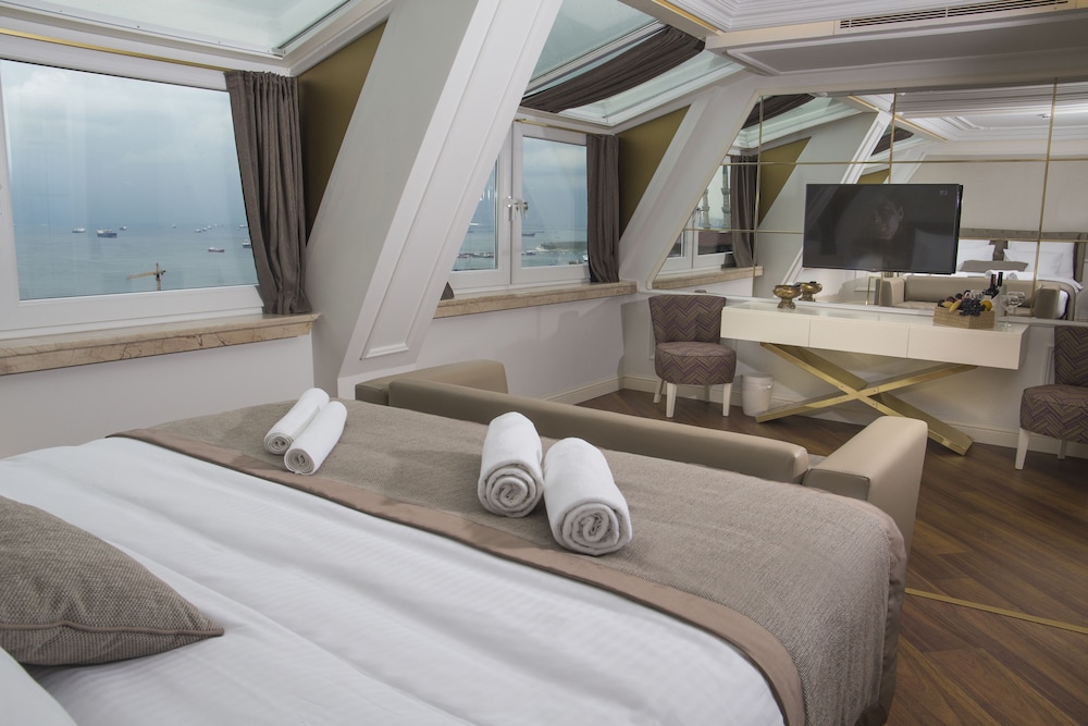 SUITE, KING BED, SEA VIEW