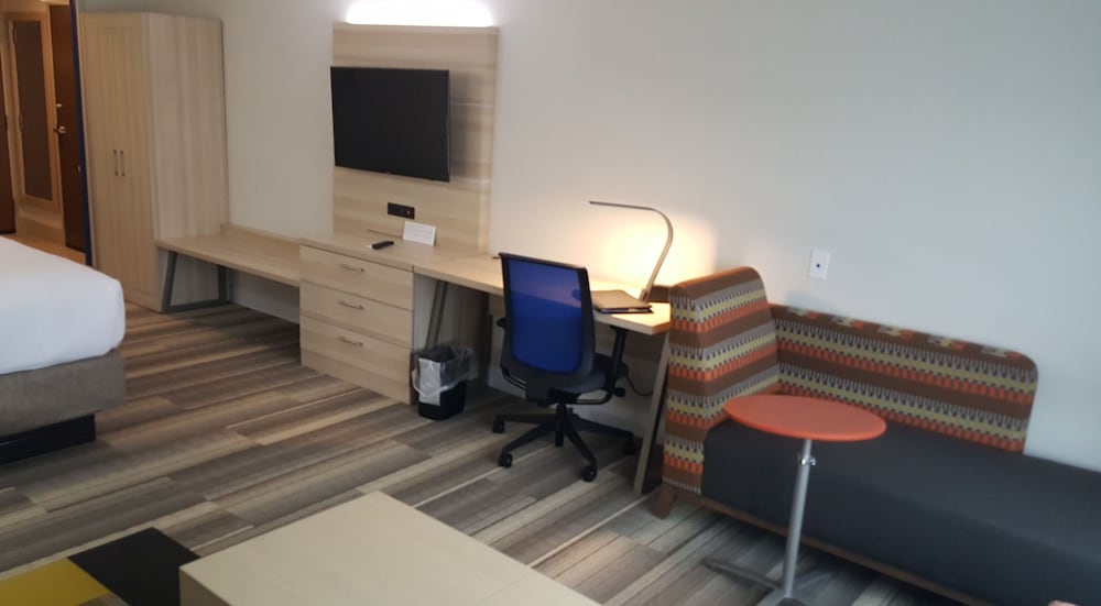 Holiday Inn Express Suites Toledo West 40/54