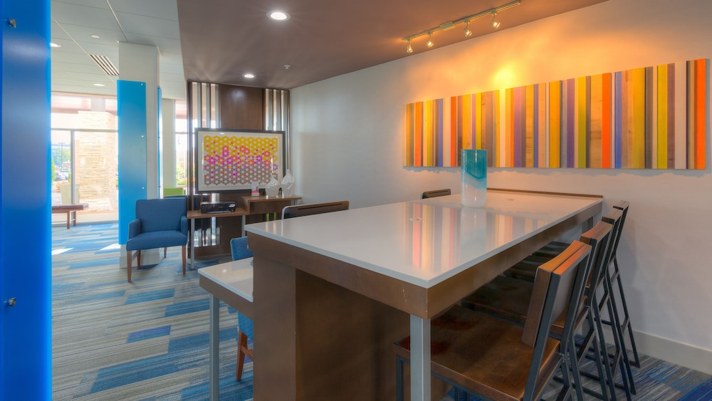 Holiday Inn Express Suites Tulsa Midtown 55/68