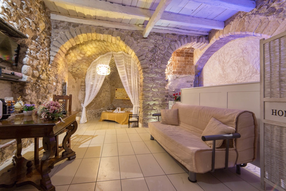 Donnaciccina Accomodation 25/50