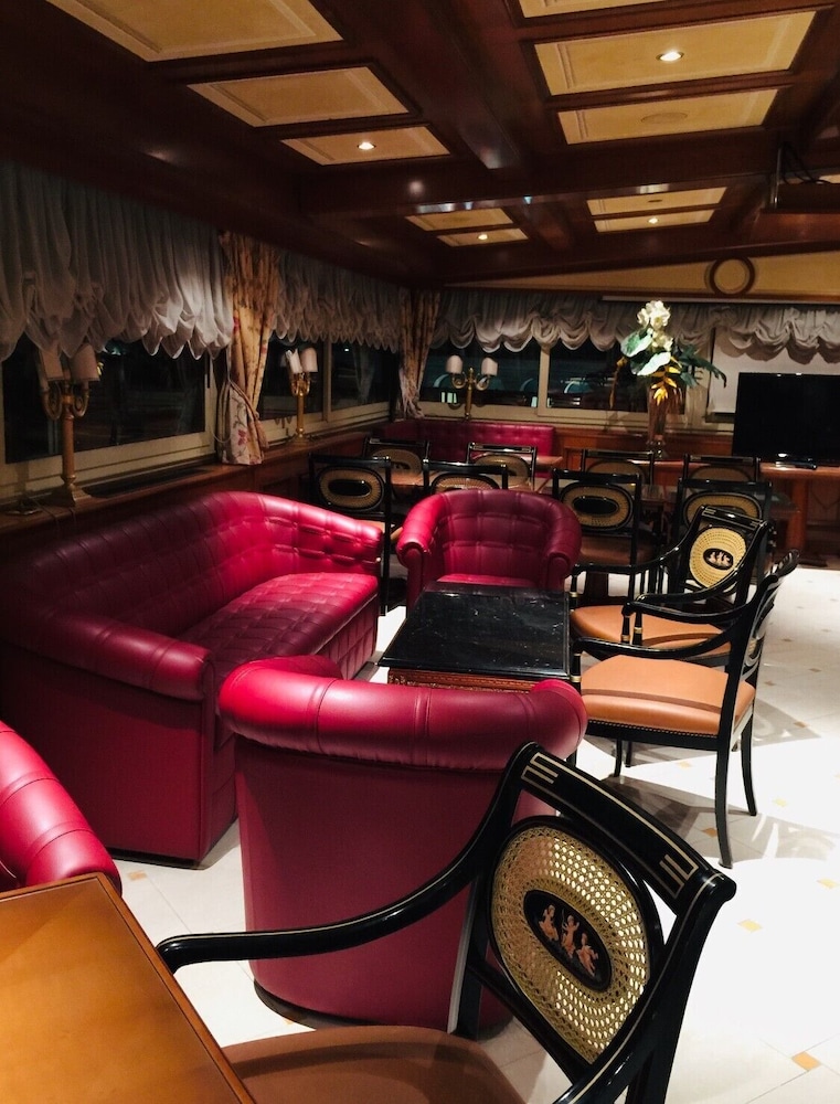 Hotel Champagne Palace 46/67