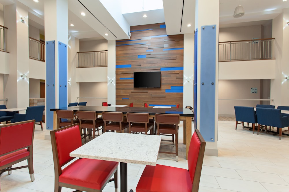 Holiday Inn Express West Los Angeles 26/35