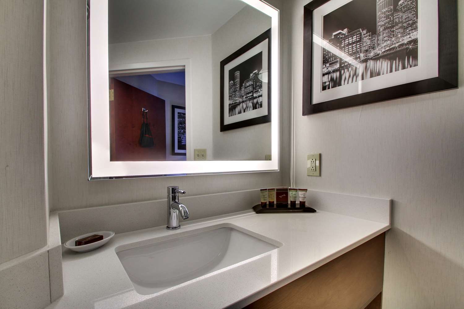 Roundhouse Suites 6/6