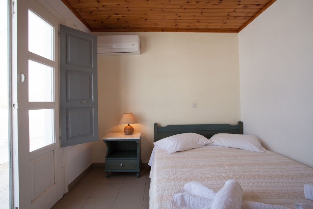 Polos Hotel Paros 43/90