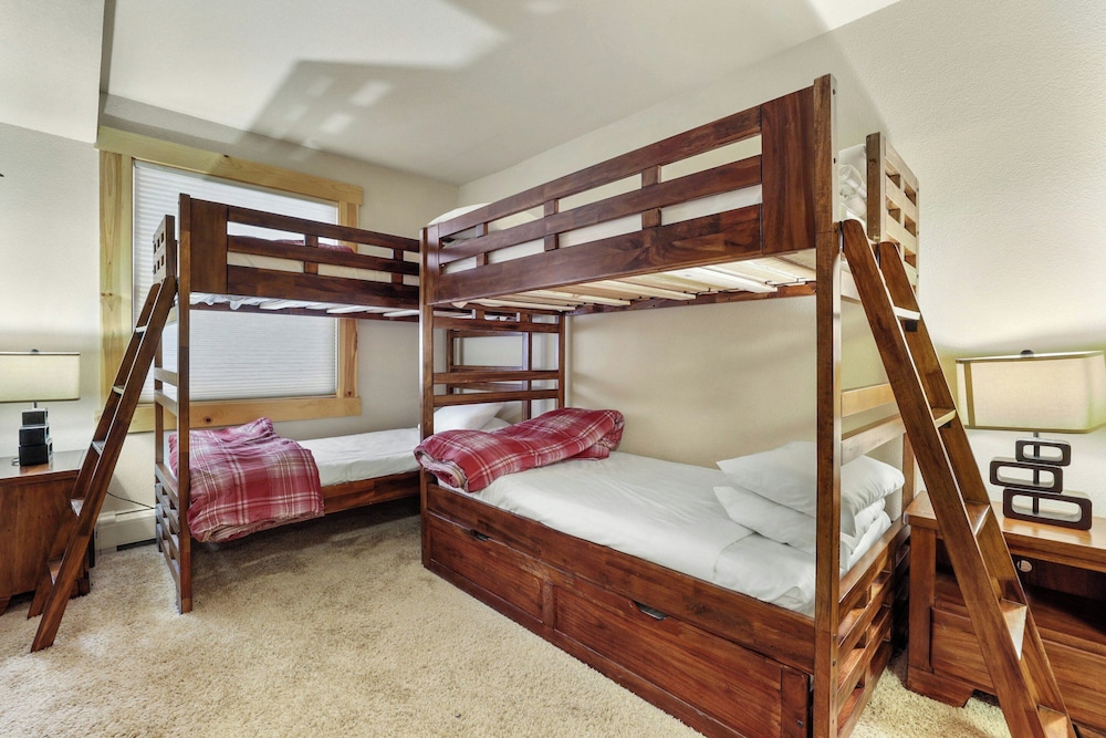 3 Bedrooms, 1 King and 2 Queen Beds