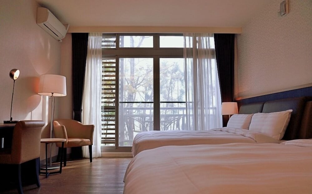 Family, 2 Queen Beds, Sun Moon Lake Bamboorock Garden 2/5