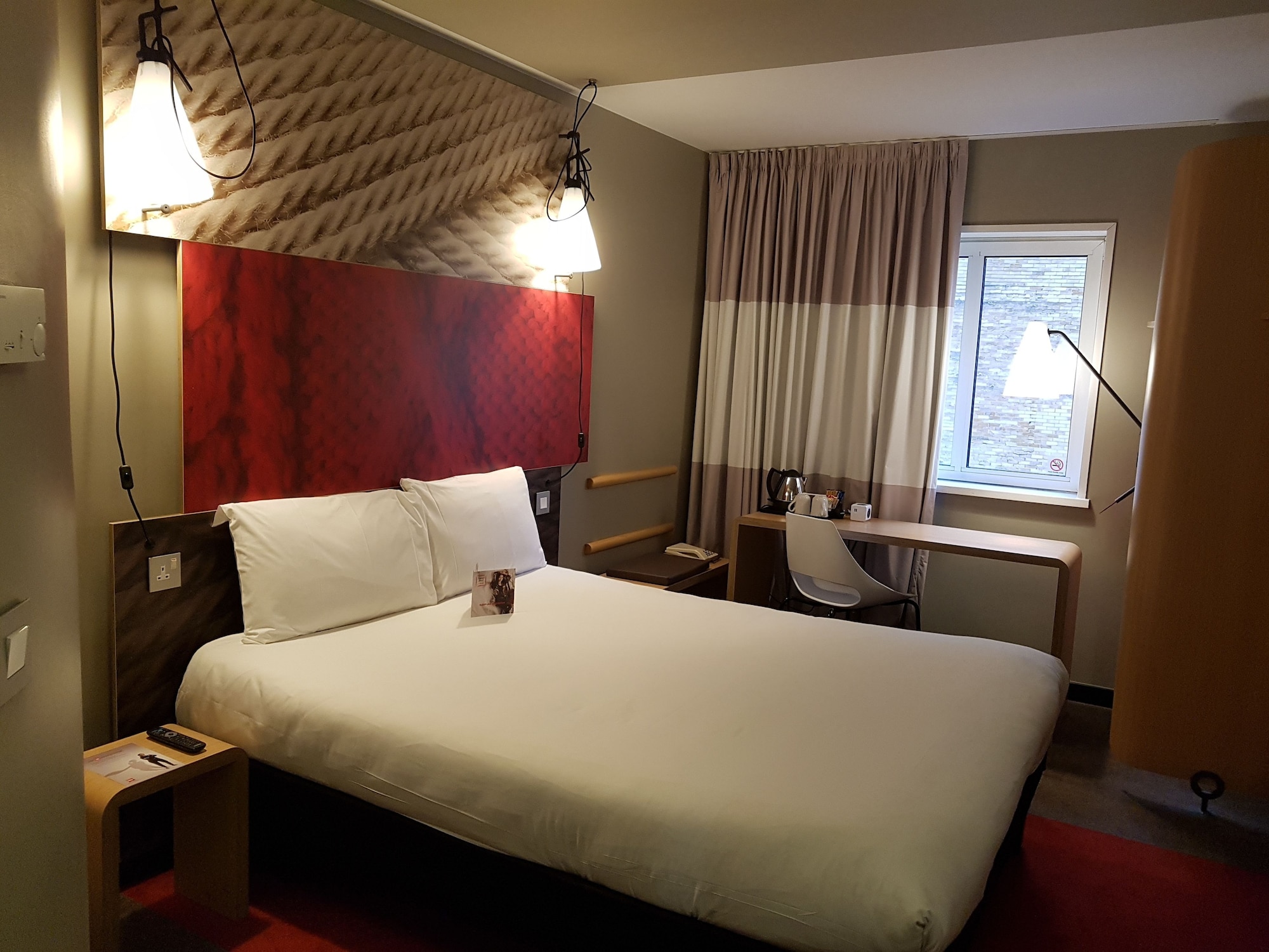 ROOM, TWIN BEDS