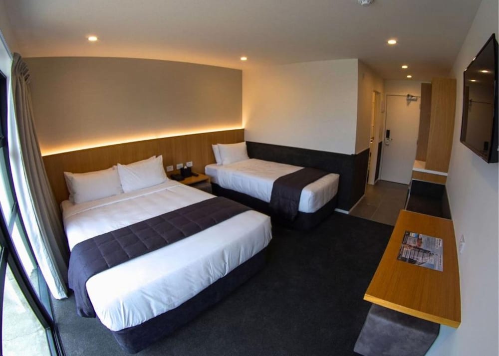The Godley Hotel 5/50