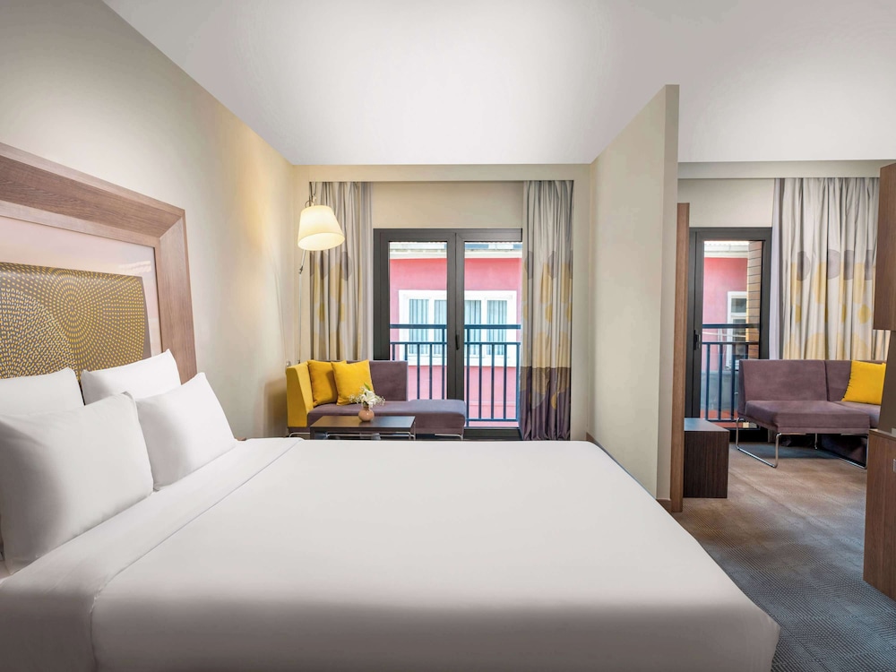 JUNIOR SUITE, QUEEN BED, SOFA
