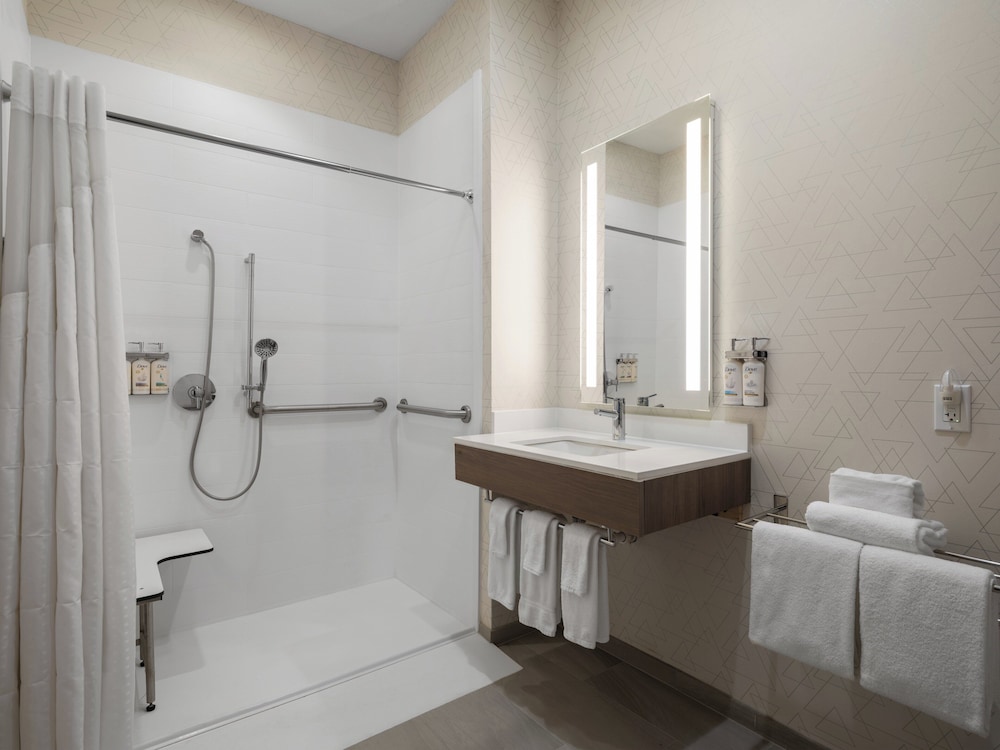 Holiday Inn Express Meadville(I-79 Exit 147a) 62/63