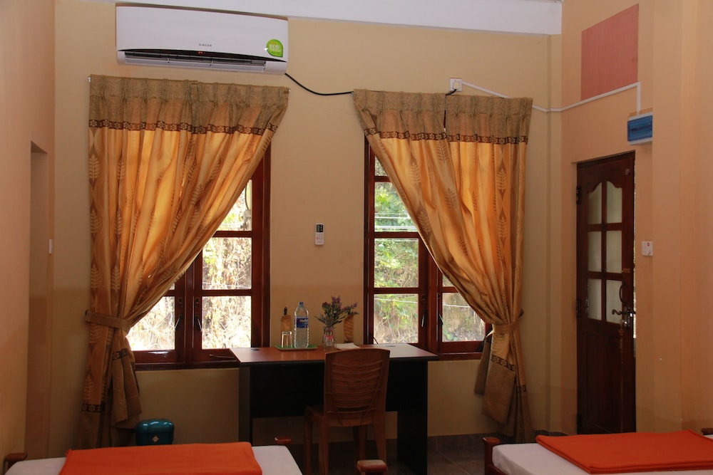 Anura Guest Inn 8/40