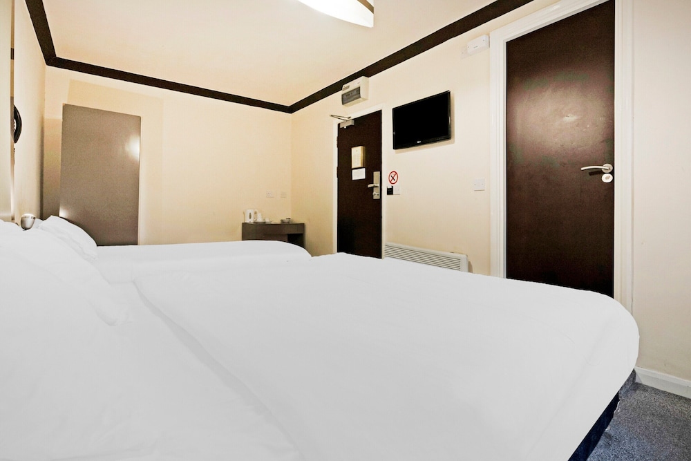OYO The Baltimore Hotel 29/70