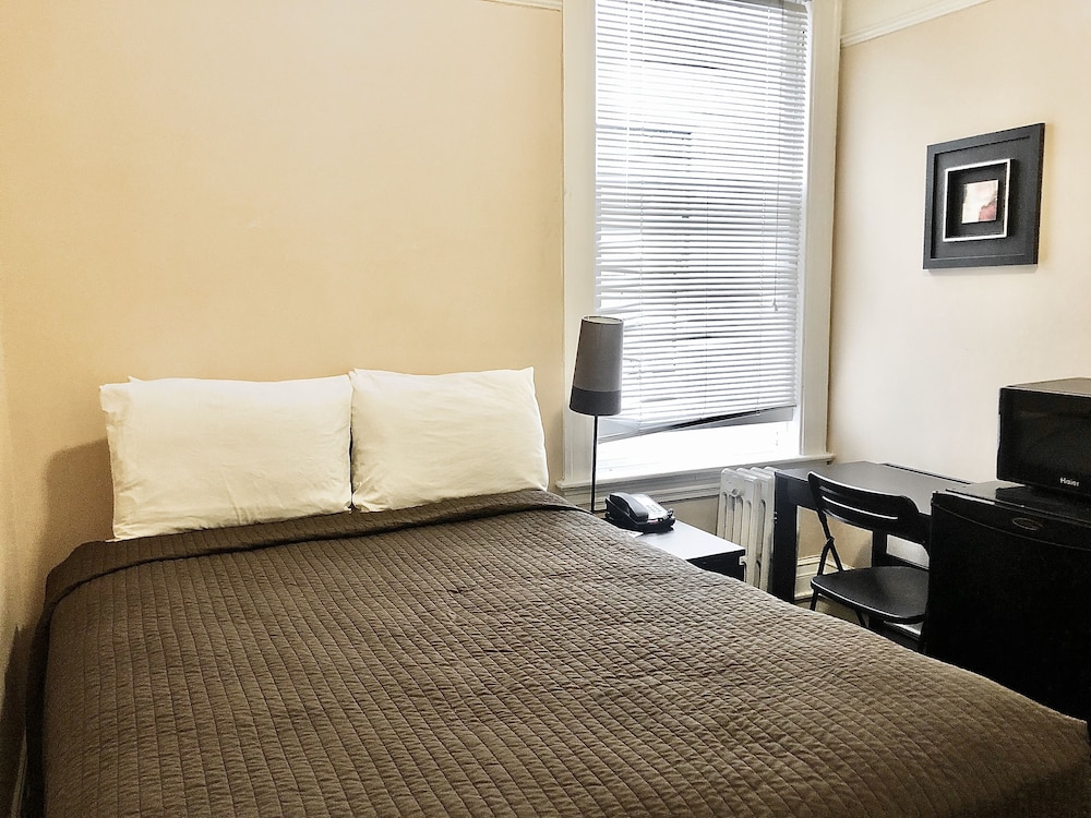 STANDARD, DOUBLE BED, SHARED BATHROOM