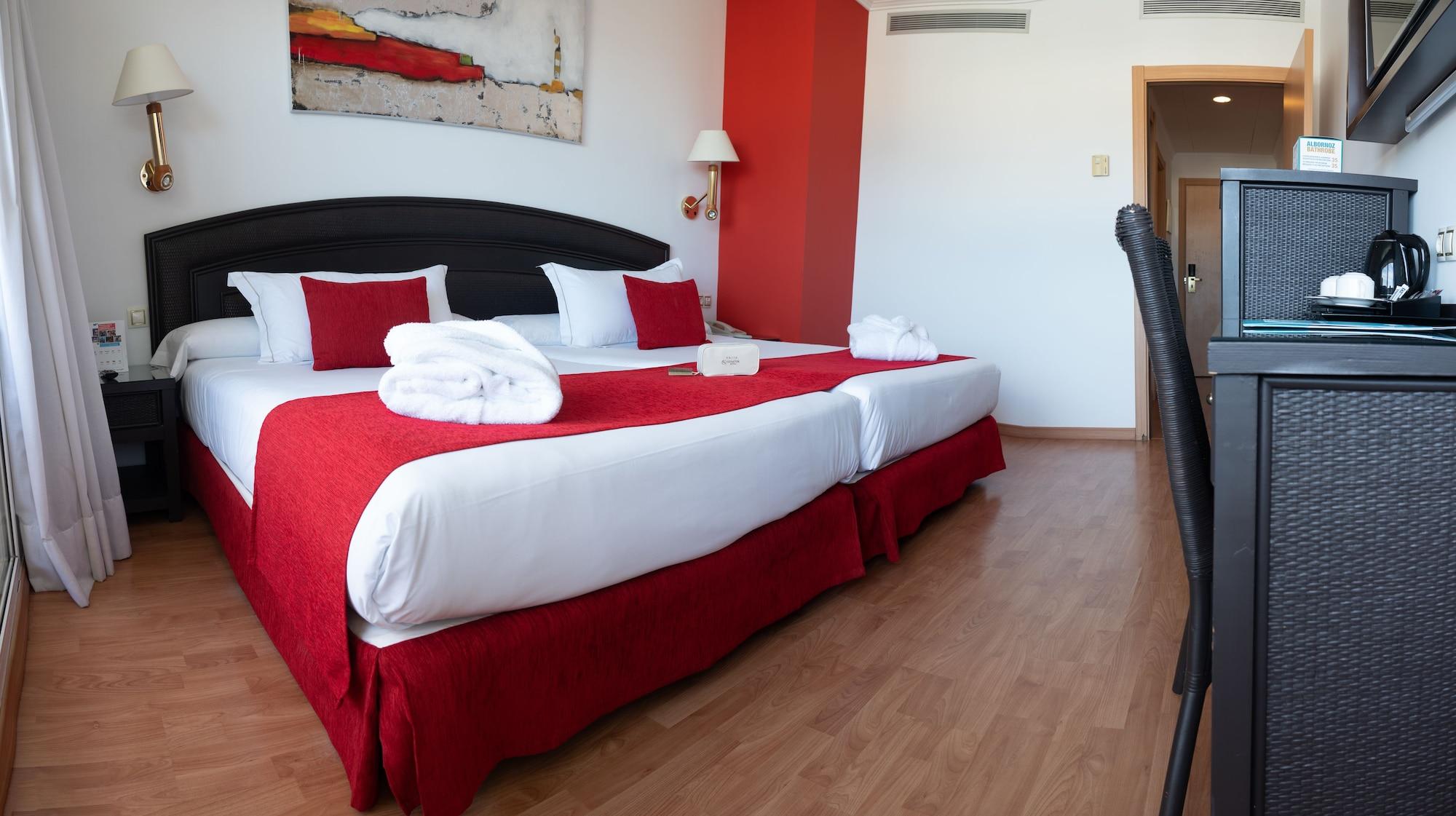 غرفة سوبيريور بسرير مزدوج بإطلالة على البحر بشرفة، Senator Marbella Spa Hotel 4/7