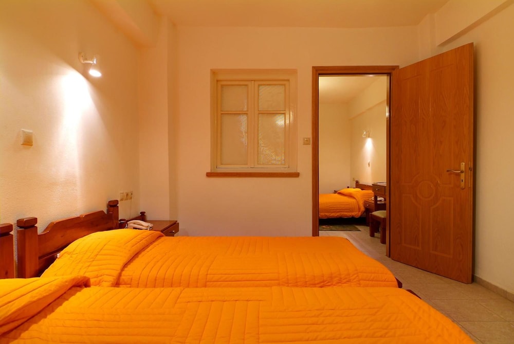 Orfeas Hotel 11/48