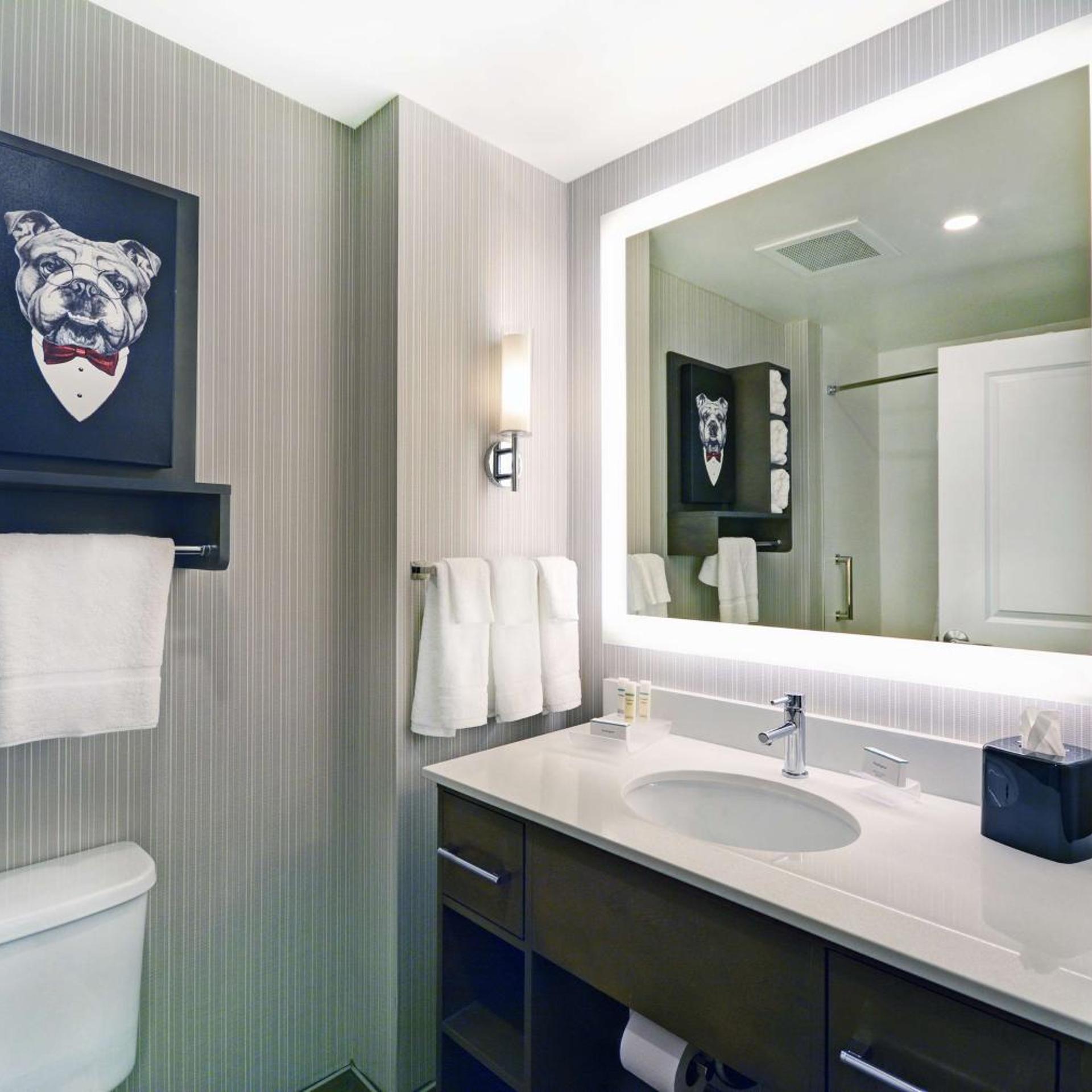 جناح بسريرين كوين بغرفة نوم واحدة مع أريكة، Homewood Suites by Hilton Athens Downtown University Area 3/5