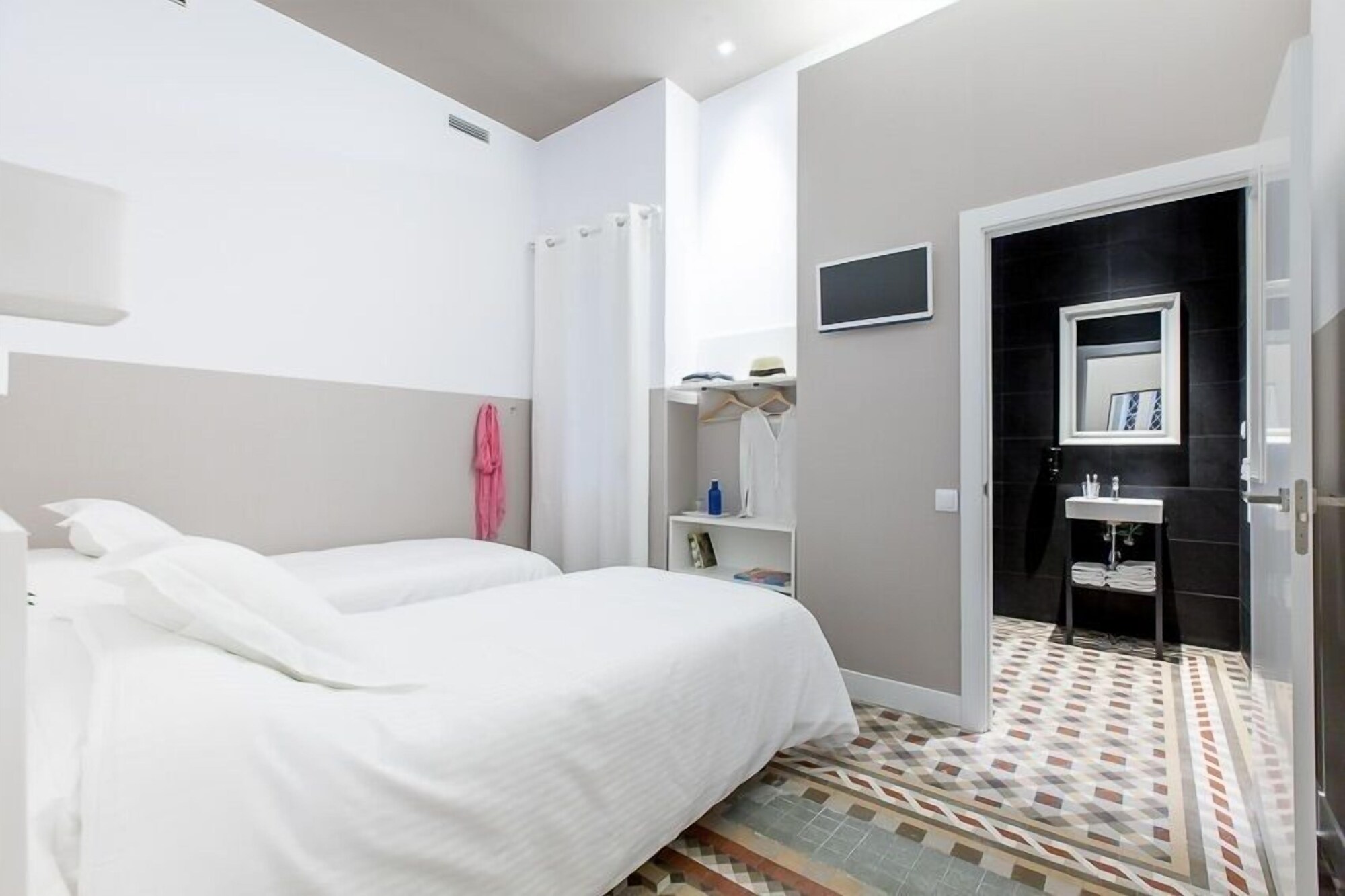 ROOM, DOUBLE OR TWIN BED