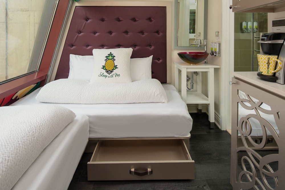 Persona, Twin Beds