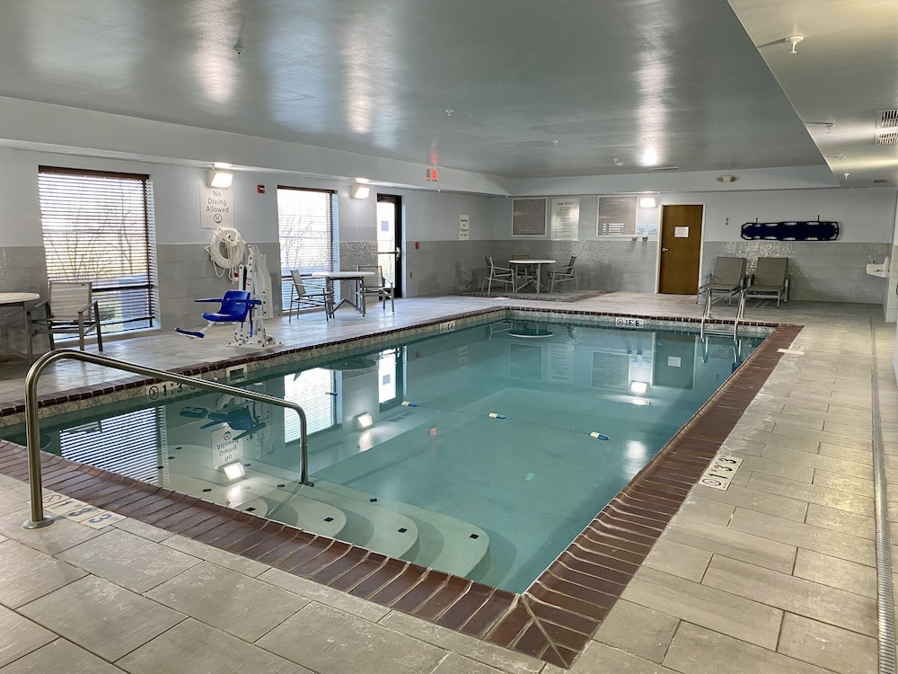 HOLIDAY INN EXPRESS SUITES SIDNEY 6/60
