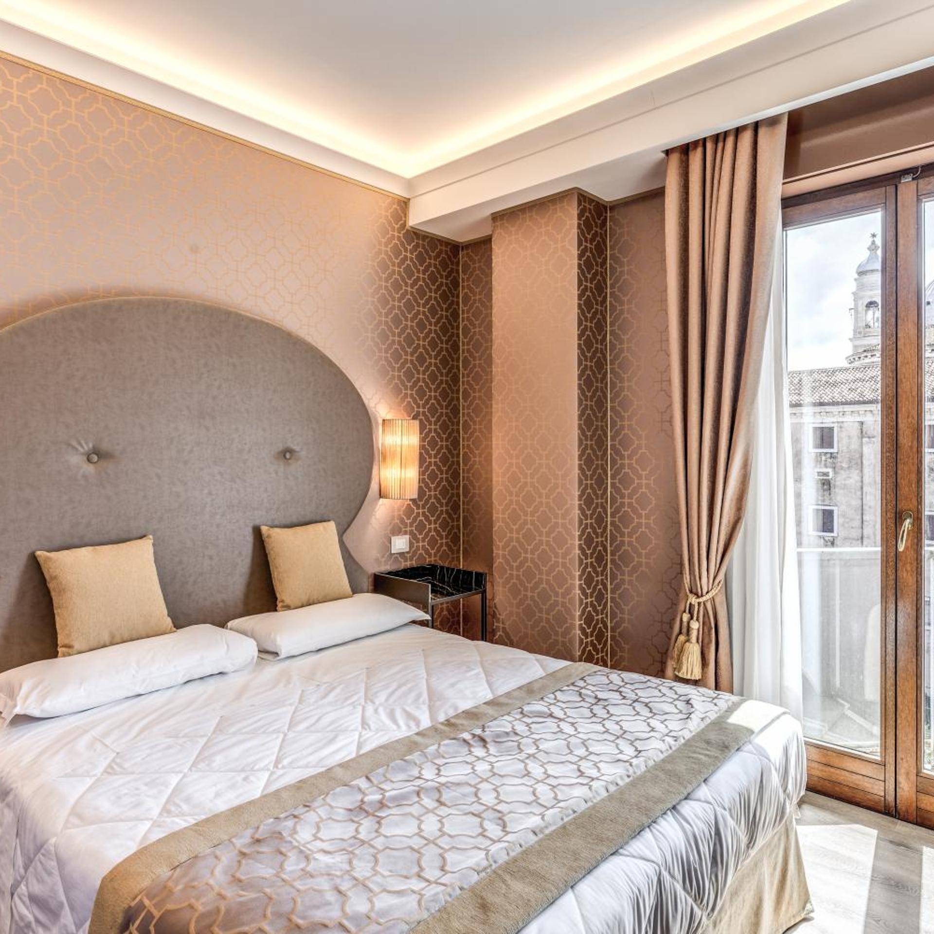 ROOM, DOUBLE BED