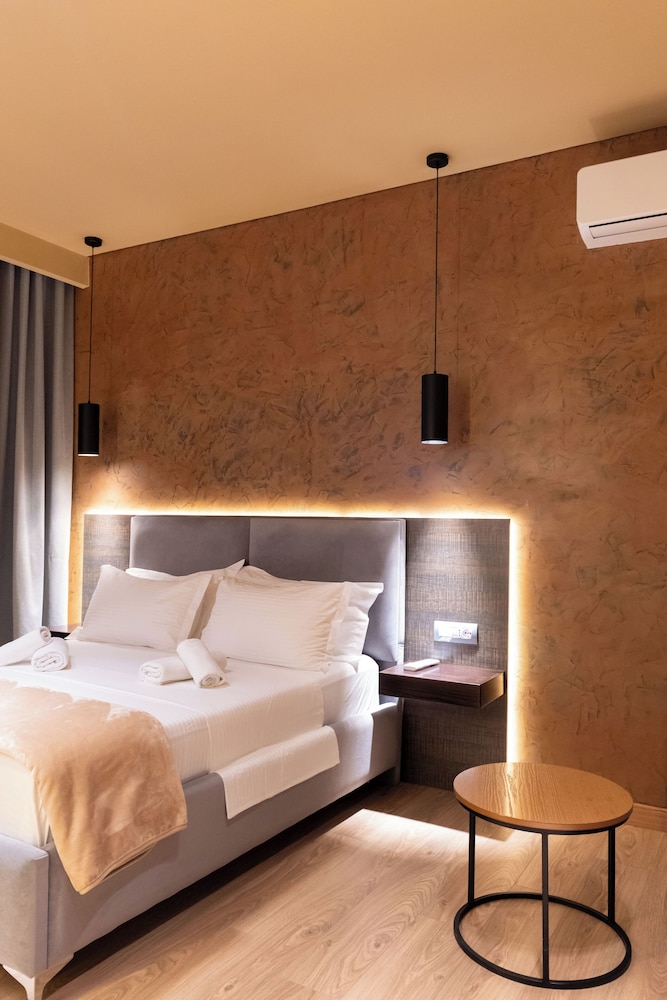 غرفة ديلوكس رباعية بسرير مزدوج وسريرين منفصلين بإطلالة على البحر، Hotel Piramida 2/6