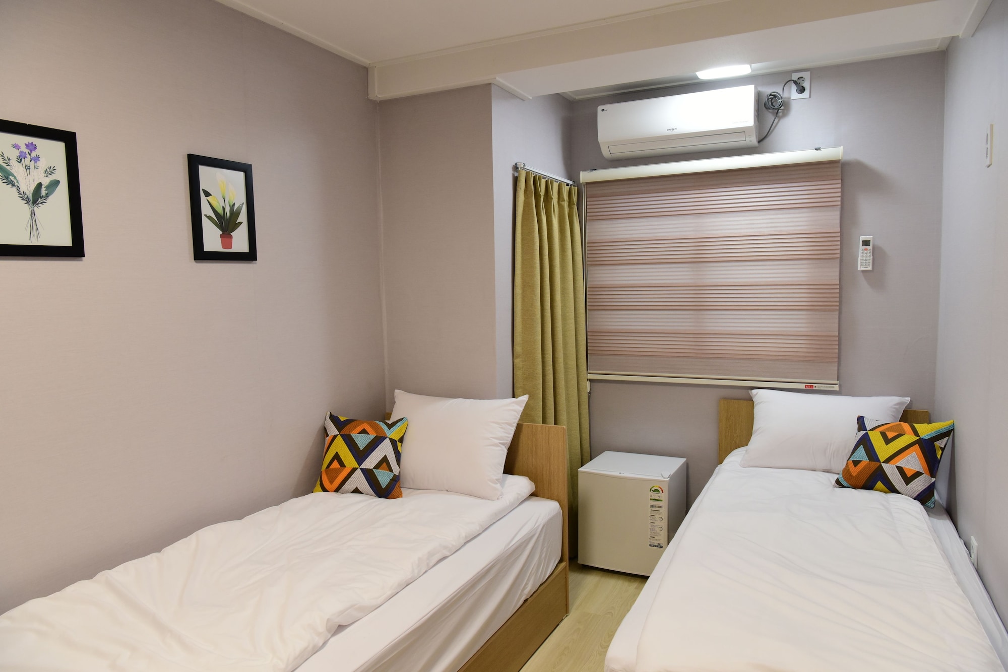 ROOM, TWIN BEDS, PRIVATE BATHROOM