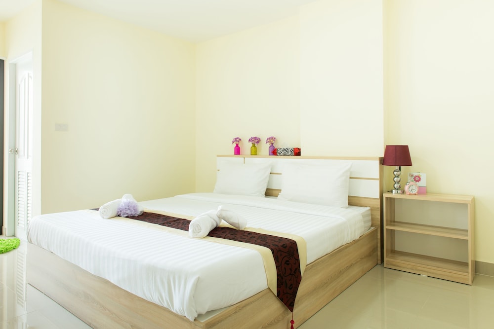 STUDIO, KING BED