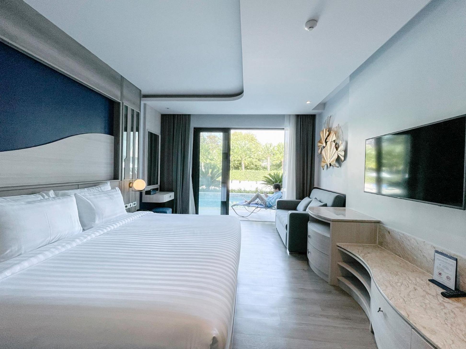 Deluxe, Double or Twin Bed, Pool Access