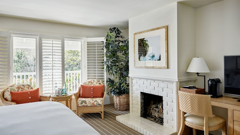 COURTYARD, QUEEN BED