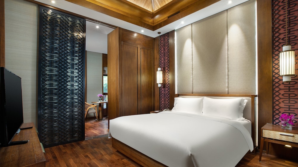 1 Bedroom, Suite, Single Bed, Living and Dining Areas