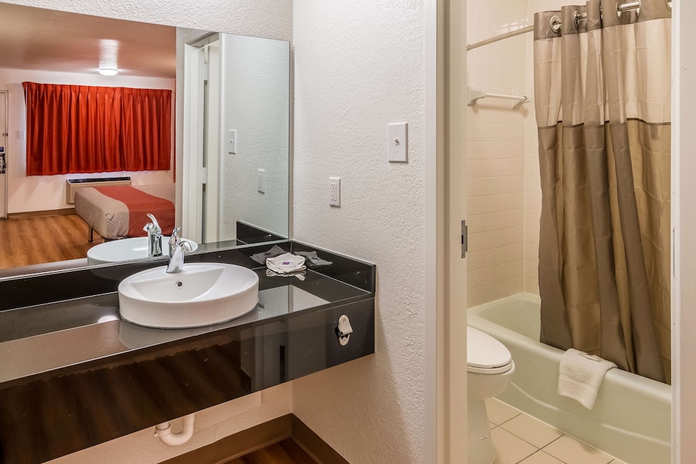 Motel6 Arlington, TX - UTA 25/28