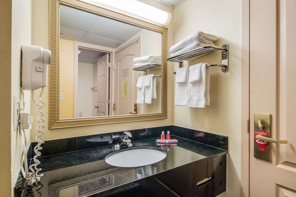 Econo Lodge At Six Flags 13/15