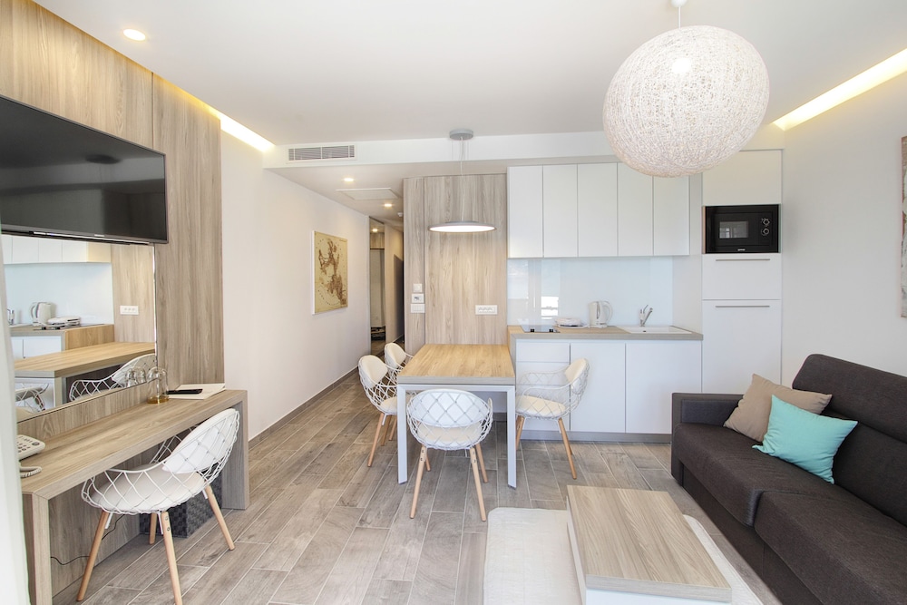 Kalamota Beach House 32/68