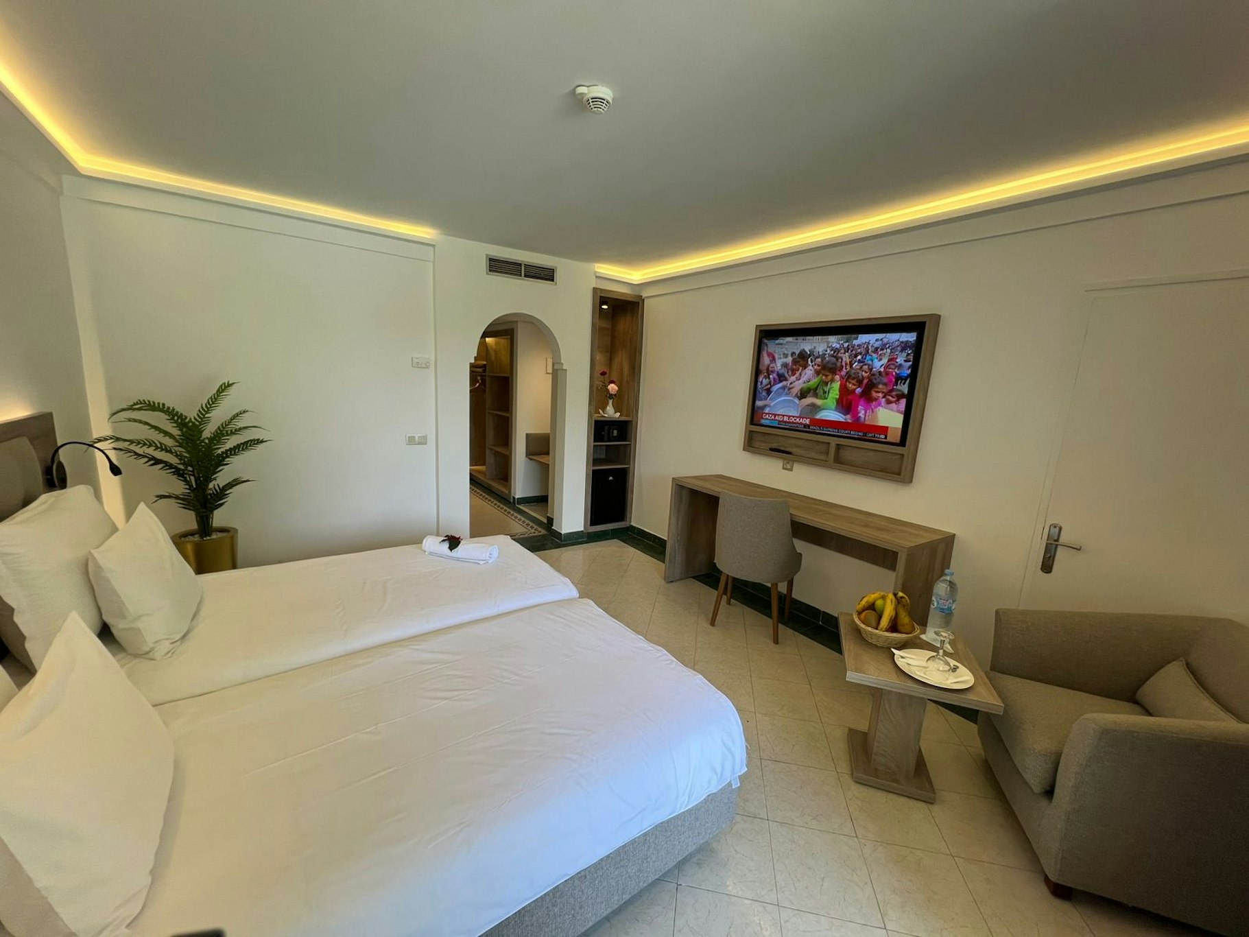 SUPERIOR, TWIN BEDS, POOL VIEW