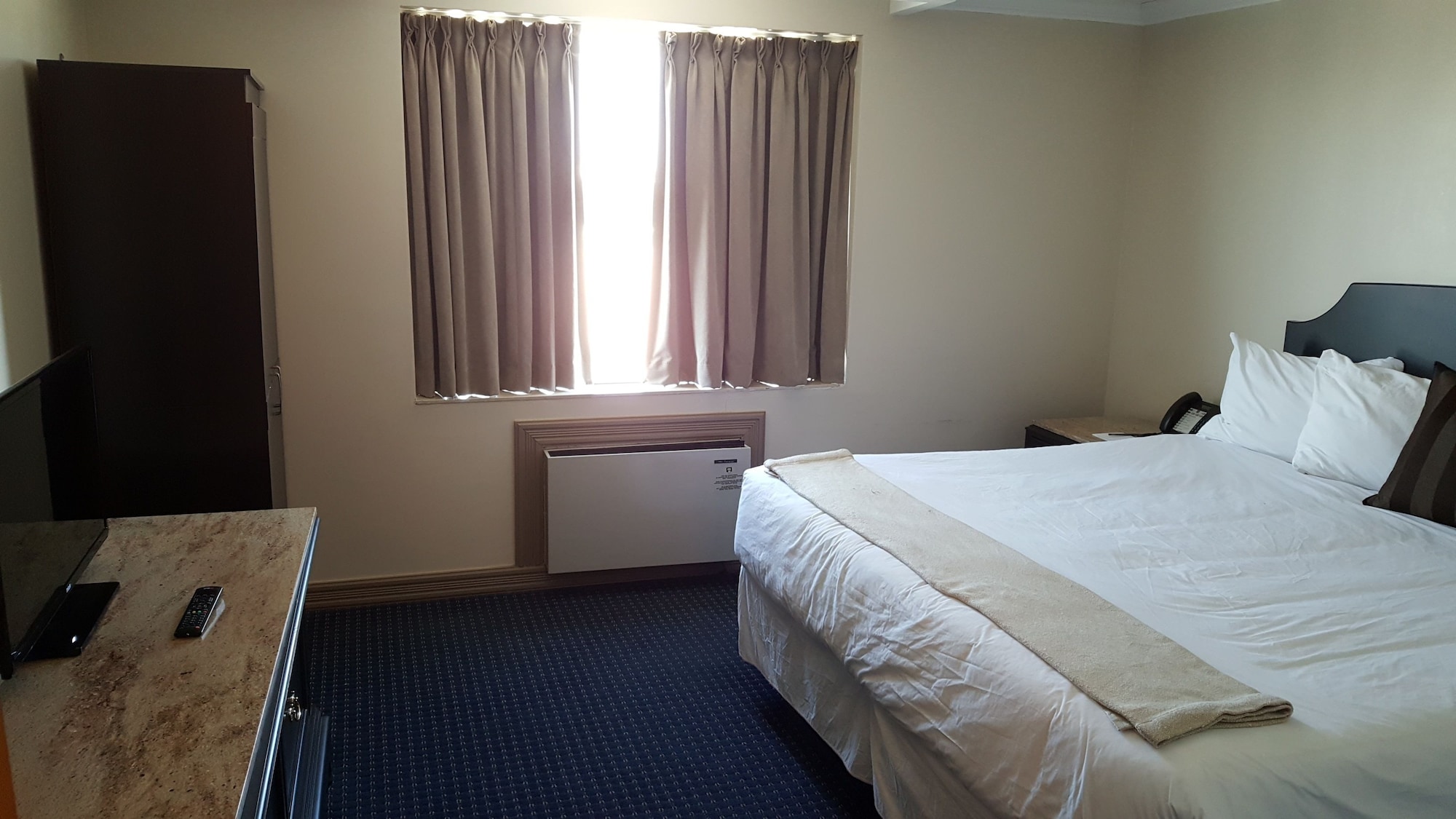 STUDIO, QUEEN BED