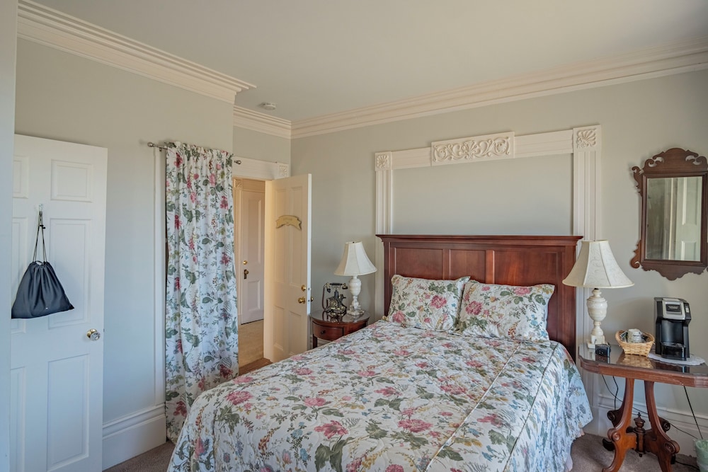 The Yankee Clipper Inn 11/50