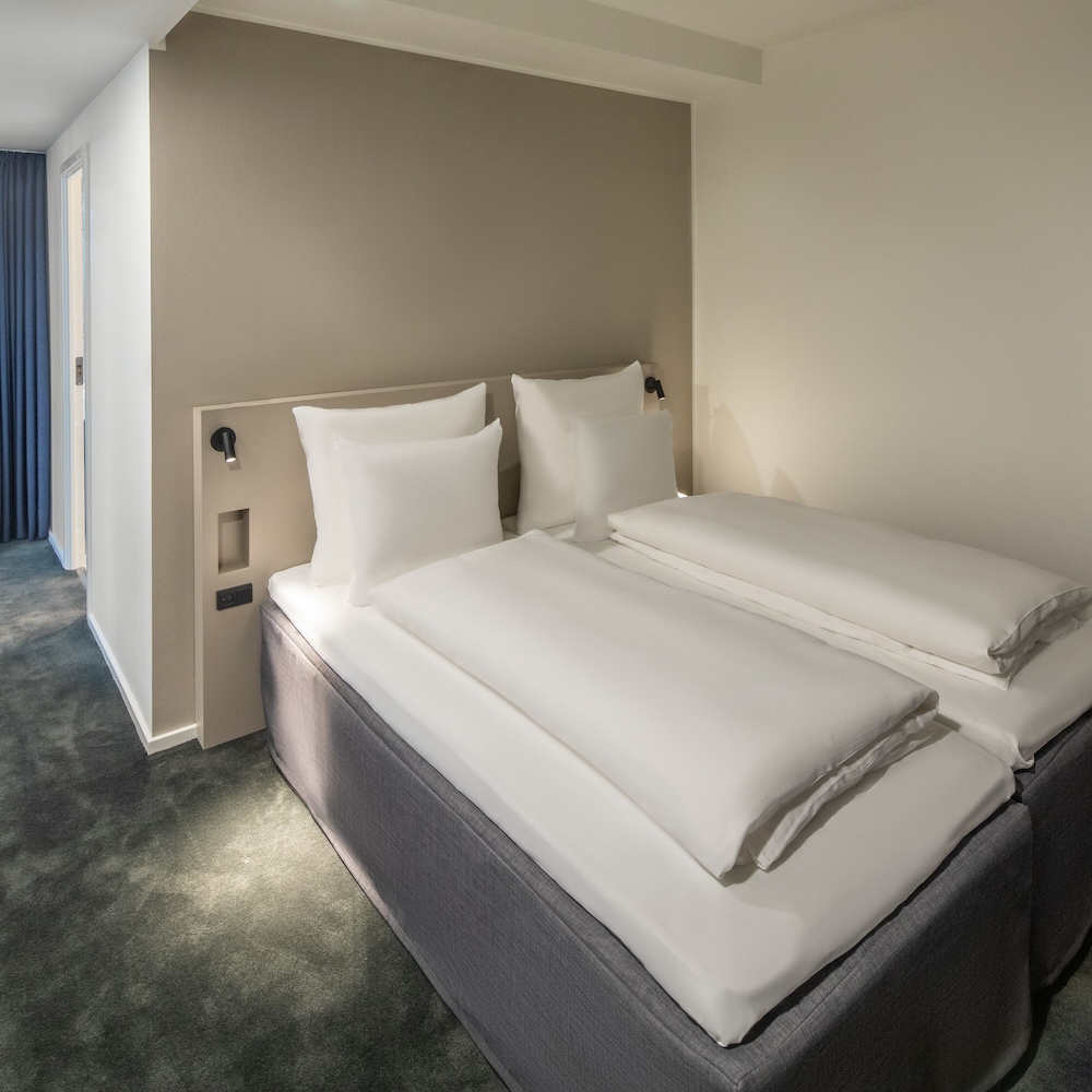EXECUTIVE, SUITE