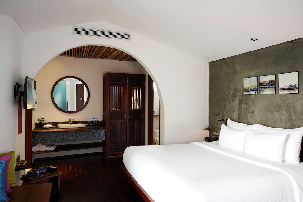 SERENE CORNER BALCONY DOUBLE ROOM